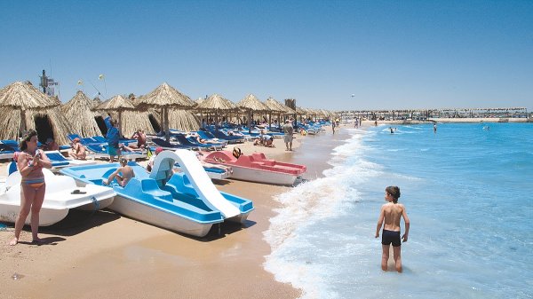 Отдых в Египте. Отель Али Баба Палас 4 Хургада Египет.  Пляж отеля Жасмин.  Затонувший корабль.