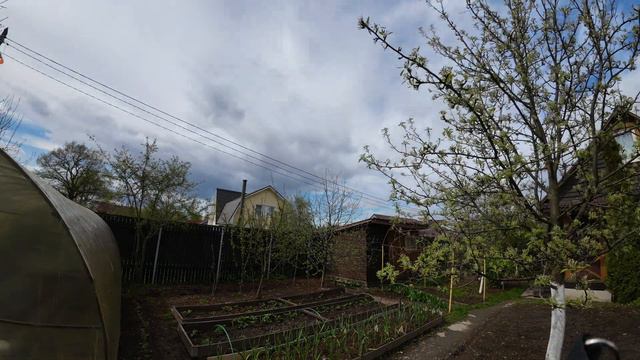 Таймлапс. Облака, движущиеся в разные стороны смотреть онлайн