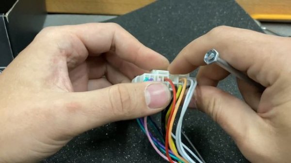 Chevrolet TrailBlazer распиновка штатной магнитолы / Chevrolet TrailBlazer head unit pinout