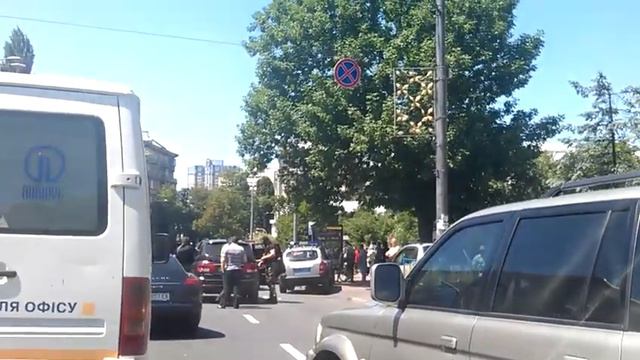 Задержание троих в Киев ул. Суворова - м. Арсенальная смотреть онлайн