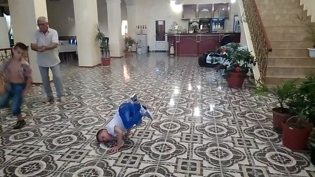 Брейк данс от Кирилла и Максима.03.09.2017 смотреть онлайн