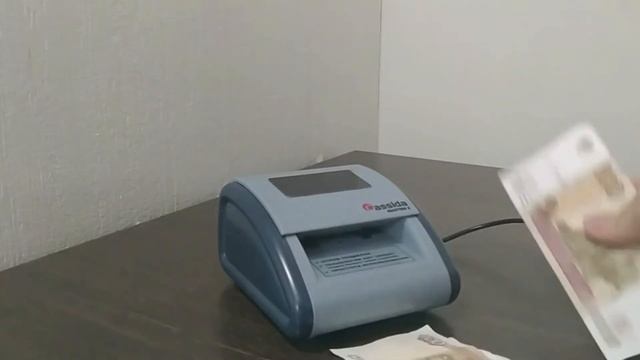 Как быстро проверить пачку денег? Быстрая проверка подлинности. детектор банкнот Cassida Quattro Z смотреть онлайн