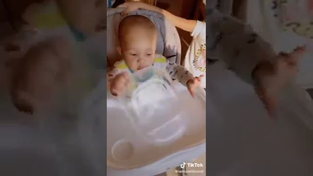 Give Your Kid an empty plate and See how they react?? смотреть онлайн