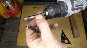 Квест , как извлечь обломанный саморез из дерева .