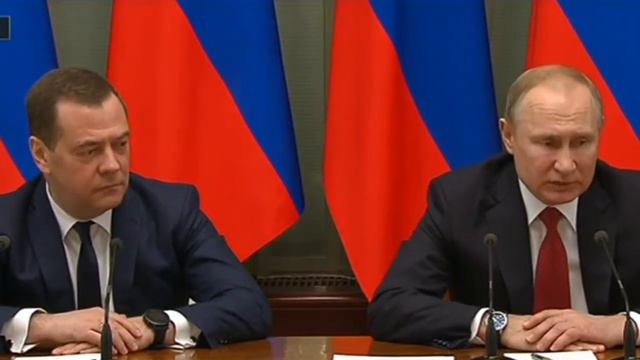 Премьер Дмитрий Медведев заявил об отставке правительства в действующем составе. смотреть онлайн