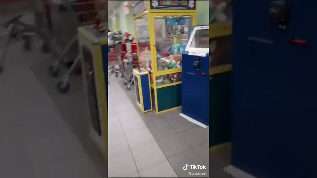 Как достать игрушку в автомате смотреть онлайн