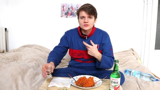 Пробую персиковый соджу и ОЧЕНЬ острую сырную лапшу / МУКБАНГ смотреть онлайн