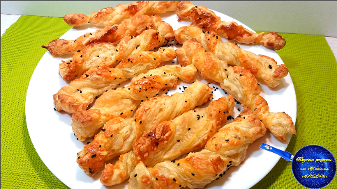 СЫРНЫЕ ПАЛОЧКИ ИЗ СЛОЕНОГО ТЕСТА. ОЧЕНЬ ВКУСНО. смотреть онлайн