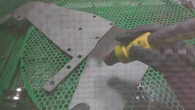 Очистка корпуса от краски в пескоструйной камере сухого типа | www.raymark.ru смотреть онлайн