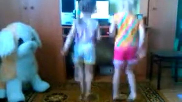 Ксюша и Даша. Танец "Aram-zam-zam"