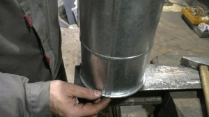 Как сделать заглушку на трубу из оцинкованной стали. Одинарный угловой фальц на круглом сечении.