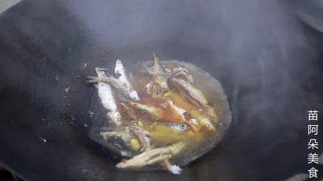 苗大姐后院挖竹笋，等不及就生吃，做个炒鸡小黄鱼，配着啤酒真快活！【苗阿朵美食】