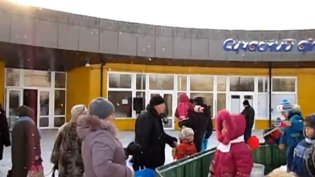 Новогодняя елка. Торговый комплекс Остров! смотреть онлайн