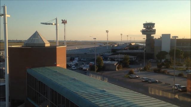 Landing at Venice Marco Polo Airport смотреть онлайн