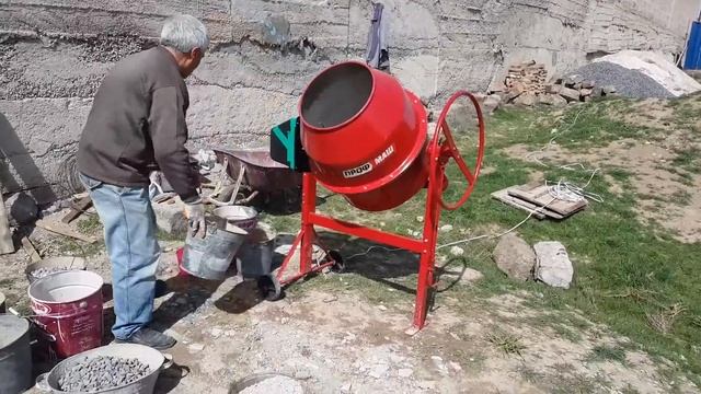 Процесс работы бетоносмесителя Профмаш Б200 смотреть онлайн