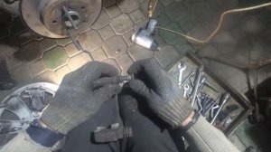 Suzuki. SX4. Замена задних  тормозных дисков и колодок.