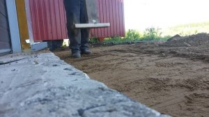 Приспособление для трамбовки песка из подручных материалов.