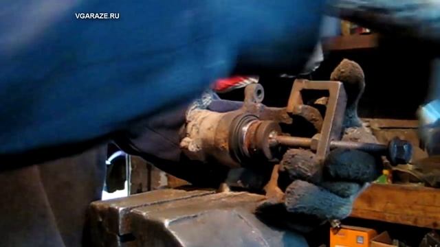 Как вдавить поршень заднего суппорта. Два способа
