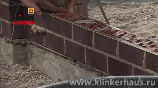 Кладка забора из клинкерного кирпича. Монтаж колпаков(шляп) на столбы забора. смотреть онлайн