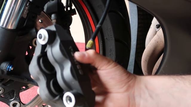 Suzuki GSXR600 K6 2006, brake pad change/replacement with new & clean. смотреть онлайн