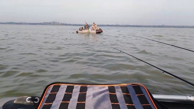 Ловля тарани в Таганрогском заливе. Рыбалка с лодки. смотреть онлайн