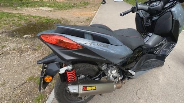 2023 Vespa 300 GTS VS Yamaha Xmax 300 | The Battle Of The Scooters