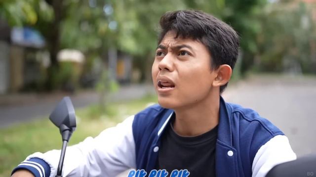DRONE MENANGKAP NAMPAK M0NST3R TRAFFIC LIGHT HEAD BERJALAN?! | Drama Parodi | Mikael TubeHD смотреть онлайн