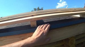 Монтаж кровли из металлочерепицы. Скользящий крепеж на деревянном срубе.