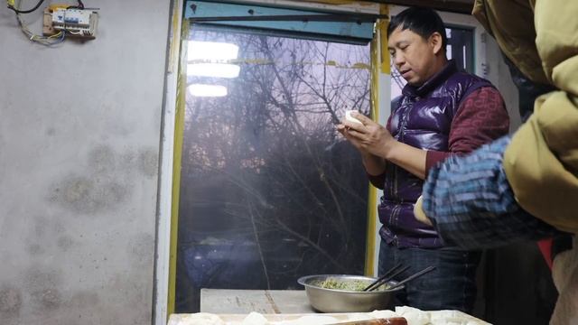 冬至做一大锅牛肉炖萝卜，再包点饺子和豆沙包，一家人吃得和美