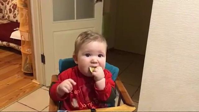 Прикольные детки! Как малыш пробует лимон и соленый огурец) смотреть онлайн