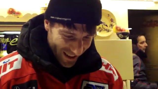 Lars Weibel (Kölner Haie) auf dem Kölner Weihnachtsmarkt - Teil 2 смотреть онлайн