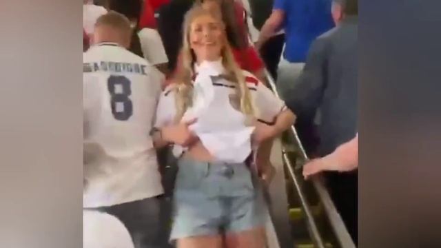 ??? В сети пoявилось видео с «aнглийской фанаткой в Катаре», которая показывает грyдь болельщикам. смотреть онлайн