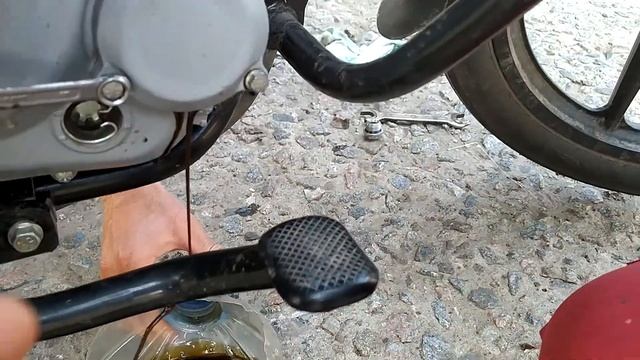 Замена масла на BAJAJ BOXER 150 за 2 минуты! смотреть онлайн