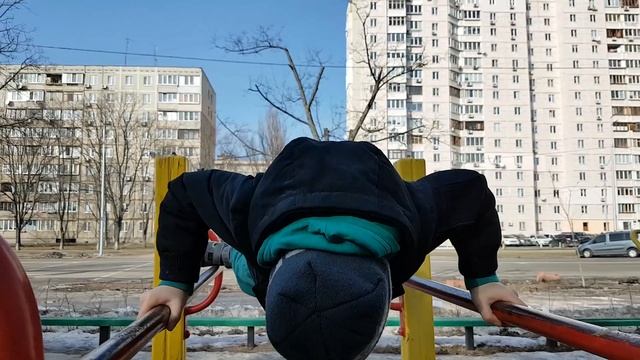 Воркаут дети, Сильный мальчик. Спорт для детей, Зарядка для детей, турник и брусья смотреть онлайн