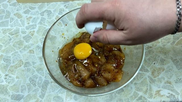 Съели все и не заметили! Хрустящие наггетсы к пиву со сметанным соусом | Готовим по-мужски! Выпуск смотреть онлайн