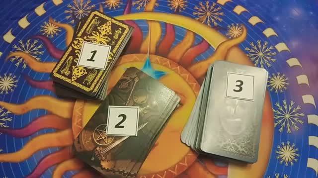 КАК ОН ЖИВЁТ С МОЕЙ СОПЕРНИЦЕЙ❓ Расклад на Таро смотреть онлайн