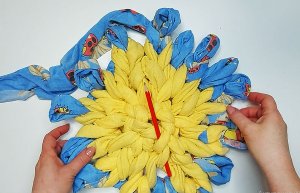 Покажу, как сделать максимально лёгкий коврик из старых вещей своими руками