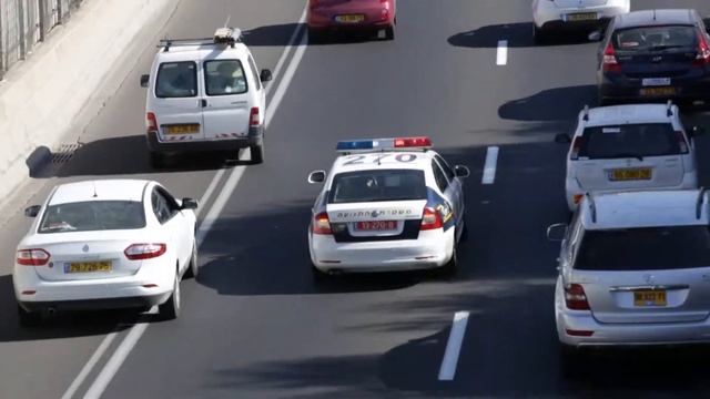 Police Driving Through Traffic Jam смотреть онлайн