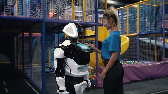 Робот для развлекательного центра | Promobot смотреть онлайн