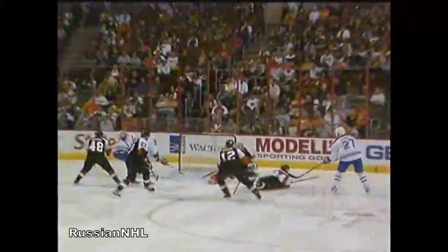 Alex Kovalev's great pass on Roman Hamrlik's goal vs Flyers (13 oct 2008) смотреть онлайн