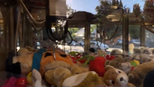 ДАНИЭЛЬ БОЙ, РЕШИЛ СДЕЛАТЬ ПОДАРОК КРАСИВОЙ ДЕВУШКЕ , ДОСТАЛ ЕЙ КРУТУЮ ИГРУШКУ !!!) смотреть онлайн