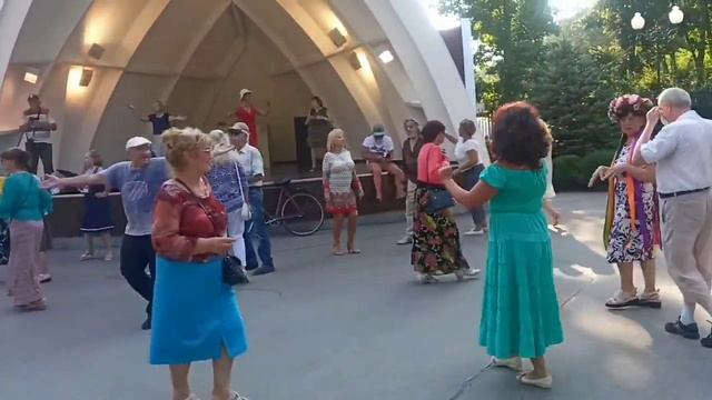 Недолюбила я в тот короткий вечер!!!??Танцы в парке Горького!!!??Харьков 2021 смотреть онлайн