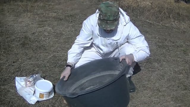 Пчеловедение. Весенняя подкормка пчёл имитацией пыльцы. смотреть онлайн