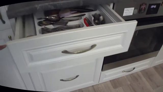Кухонный гарнитур со встроенным холодильником! смотреть онлайн