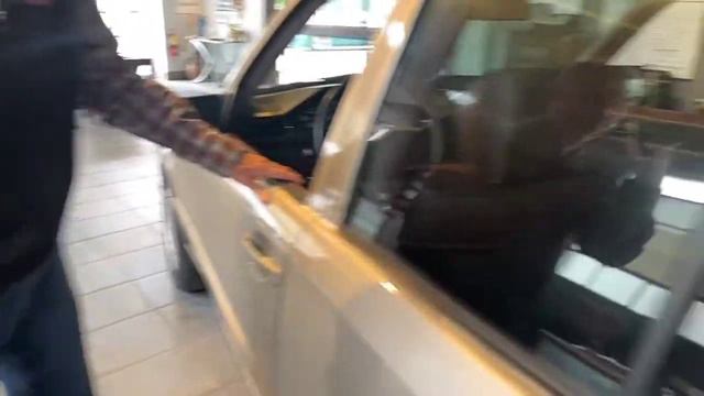 1986 Mercedes-Benz 300E walk around смотреть онлайн