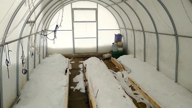 Парник зимой. Уборка снега. Летом будем с Урожаем! смотреть онлайн