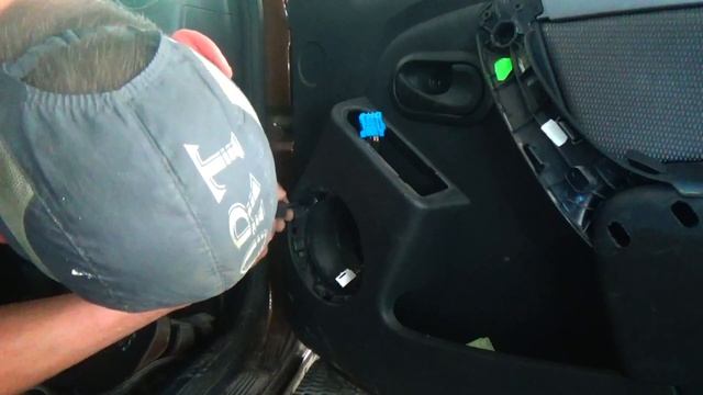 Как снять обшивки передней и задней двери. Renault Duster (Рено Дастер). смотреть онлайн