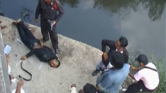 Gun Runners Caught at Police Checkpoint смотреть онлайн