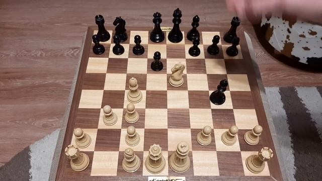 Шахматный ход в дебюте, который ставит мат, выигрывает ладью и ферзя. смотреть онлайн