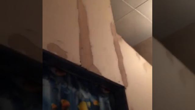 В доме №11 по улице Попова обрушился потолок смотреть онлайн